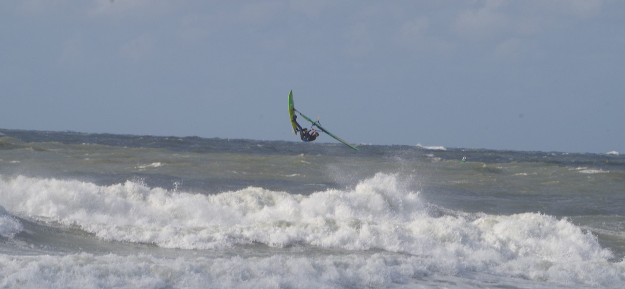 Windsurfer springt über eine Welle