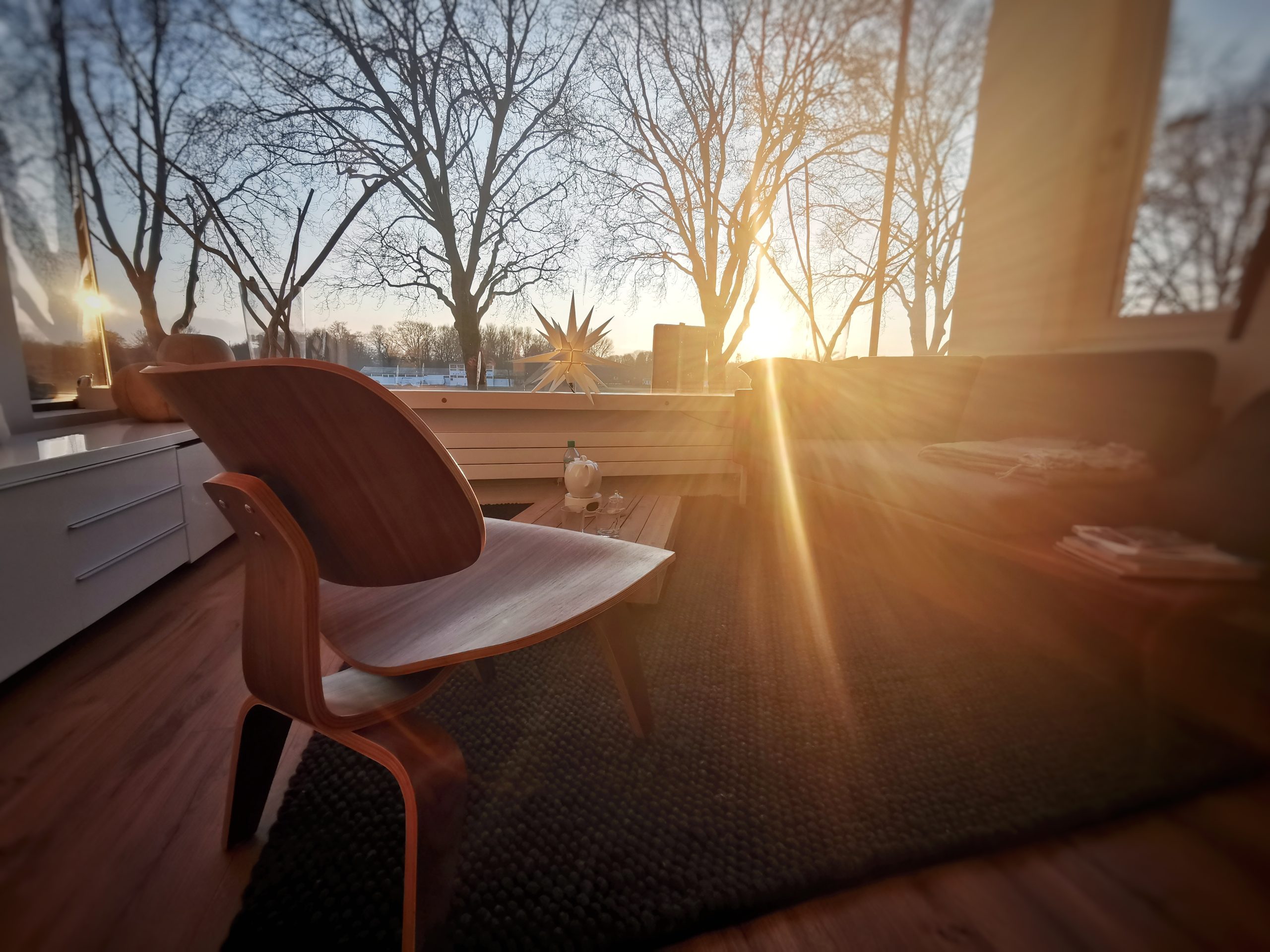 Modernes Büro mit Sonnenuntergang