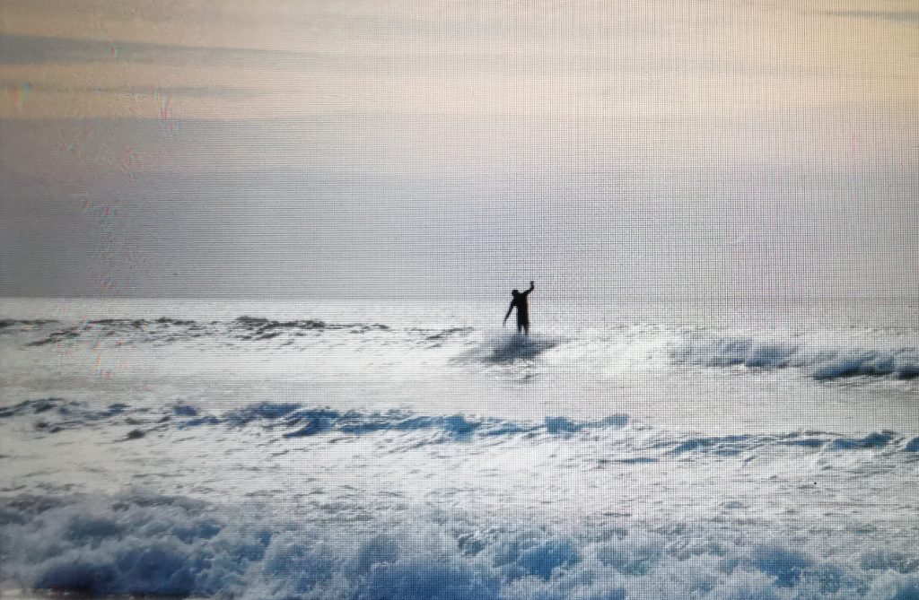 Wellenreiter auf einer Welle